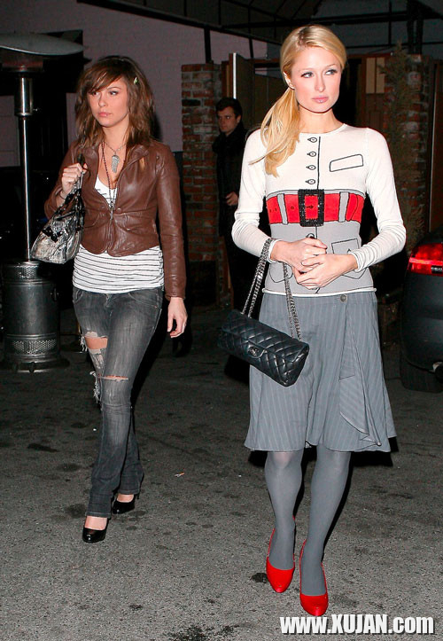 Paris Hilton showing her legs in white mini skirt - Photo #1480240