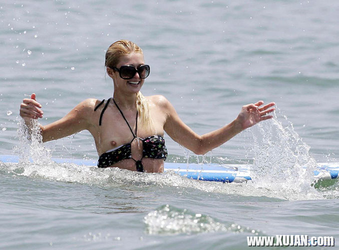 Paris Hilton showing her legs in white mini skirt - Photo #1480241