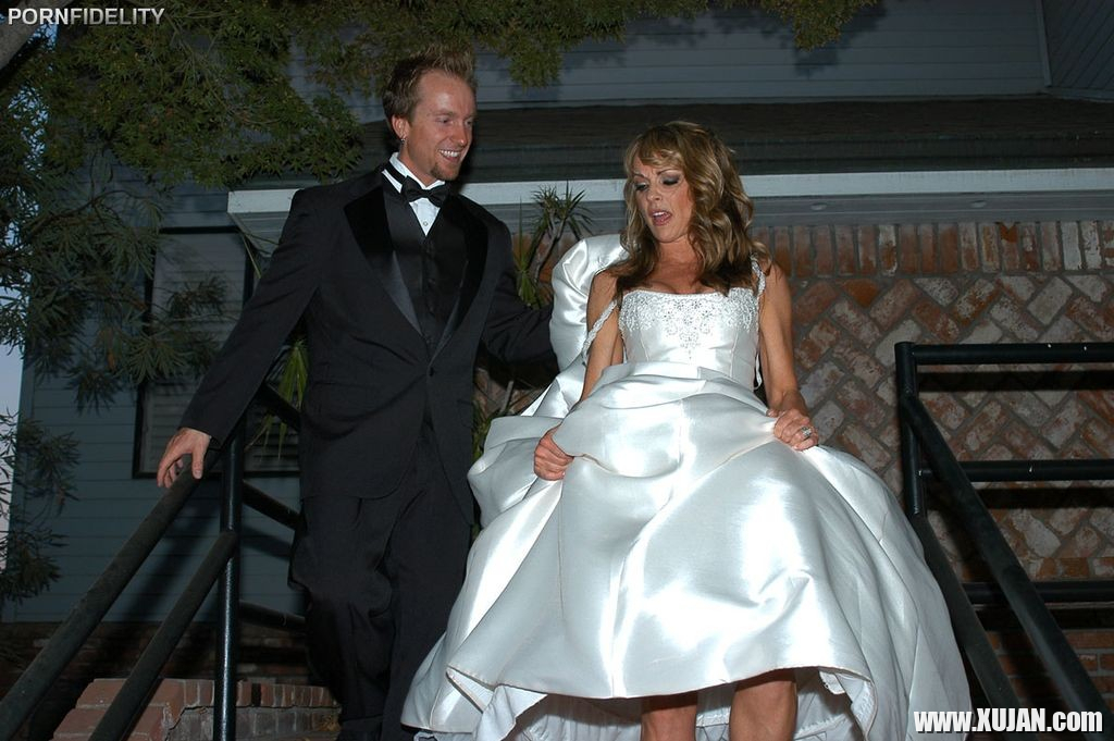 Shayla LaVeaux in her trailer park wedding night - Photo #1487376