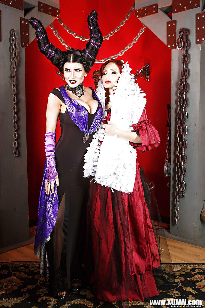Cosplay lesbians Romi Rain and Violet Monroe kissing and posing - Photo #1487971