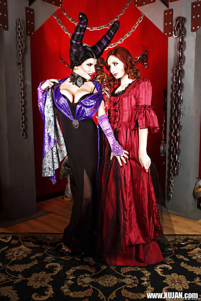 Cosplay lesbians Romi Rain and Violet Monroe kissing and posing - Photo #1487972