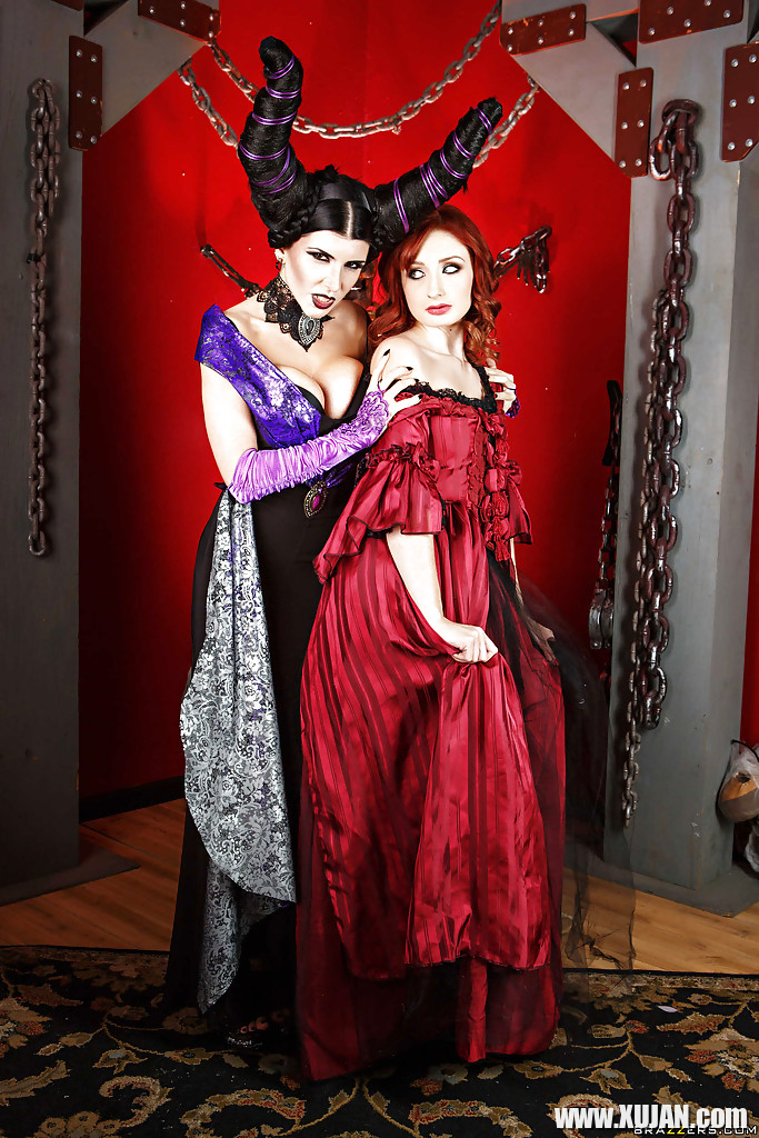 Cosplay lesbians Romi Rain and Violet Monroe kissing and posing - Photo #1487973