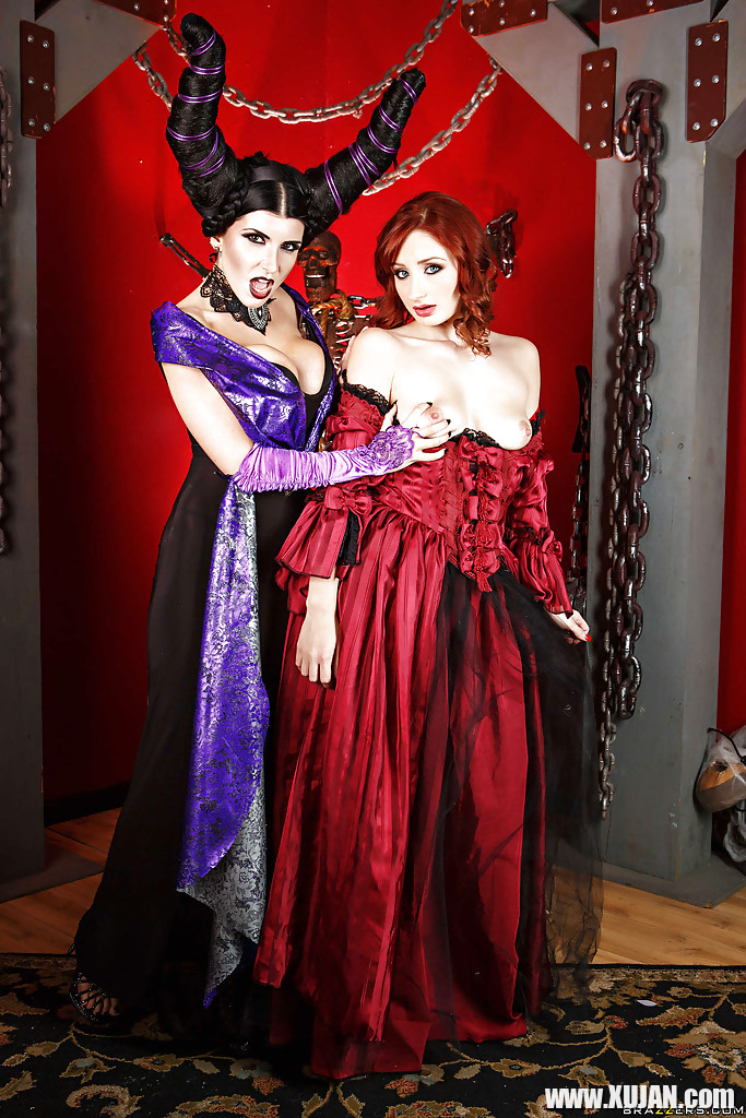 Cosplay lesbians Romi Rain and Violet Monroe kissing and posing - Photo #1487974