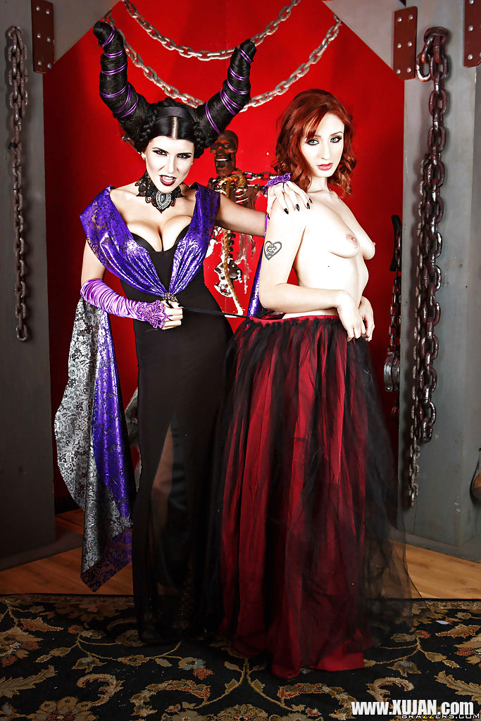 Cosplay lesbians Romi Rain and Violet Monroe kissing and posing - Photo #1487976