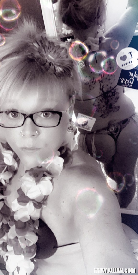 Holla at yo girl B - Photo #1492181