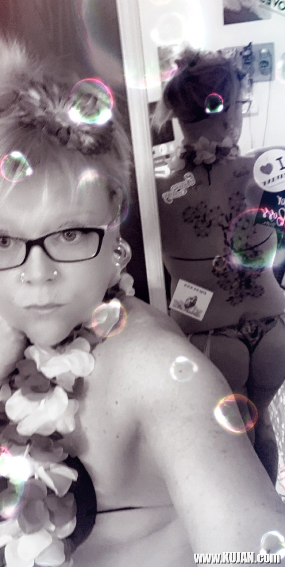 Holla at yo girl B - Photo #1492185