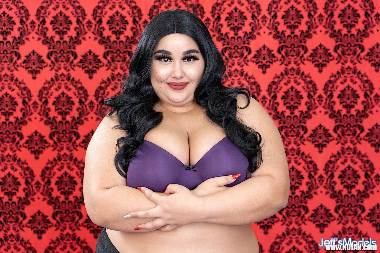 Solo cutie Chloe Klein strips down and shows her curvy body - Photo #1498289