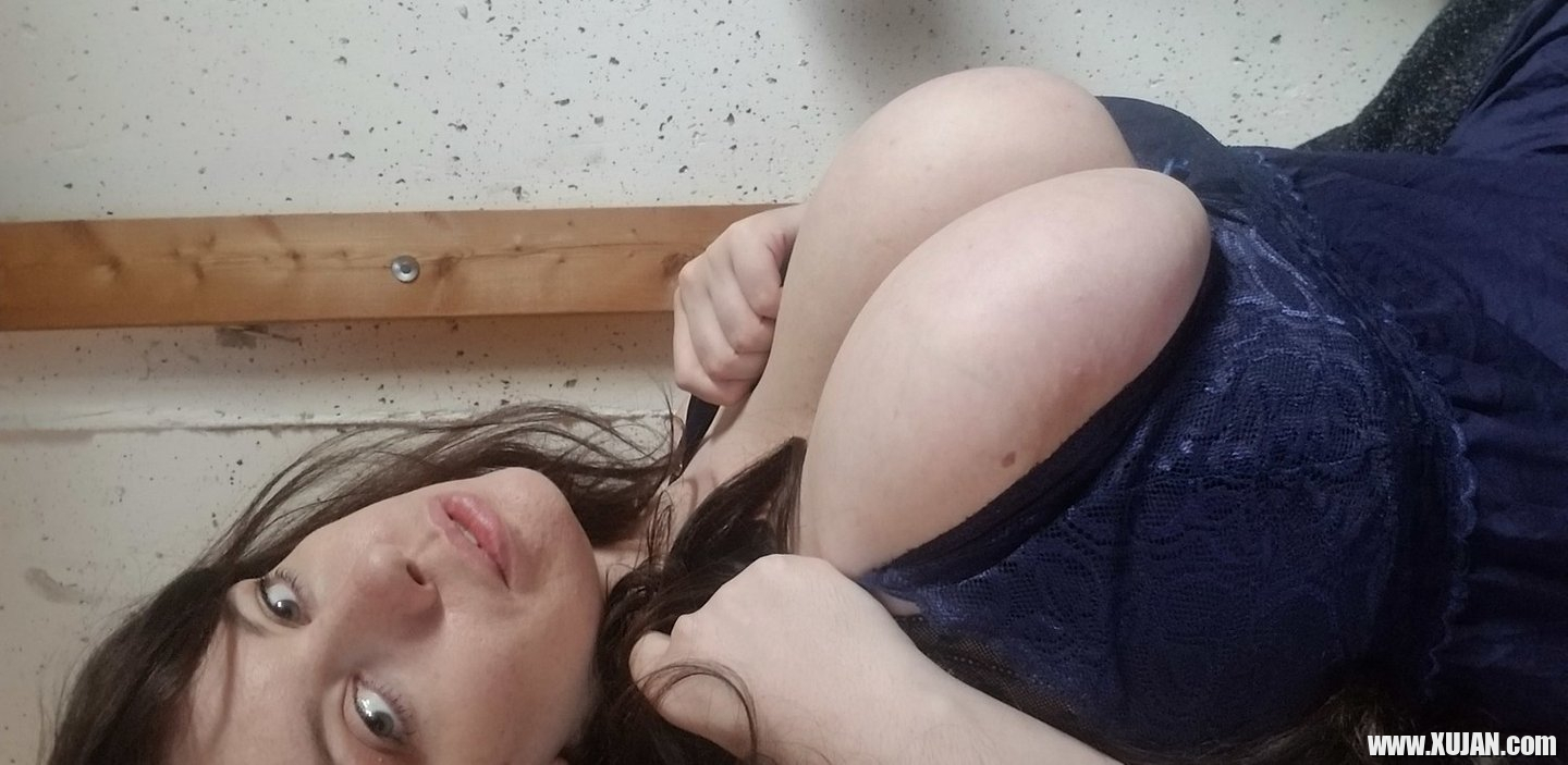 Lovely Lilith unveils her huge boobs while posing - Photo #1498591