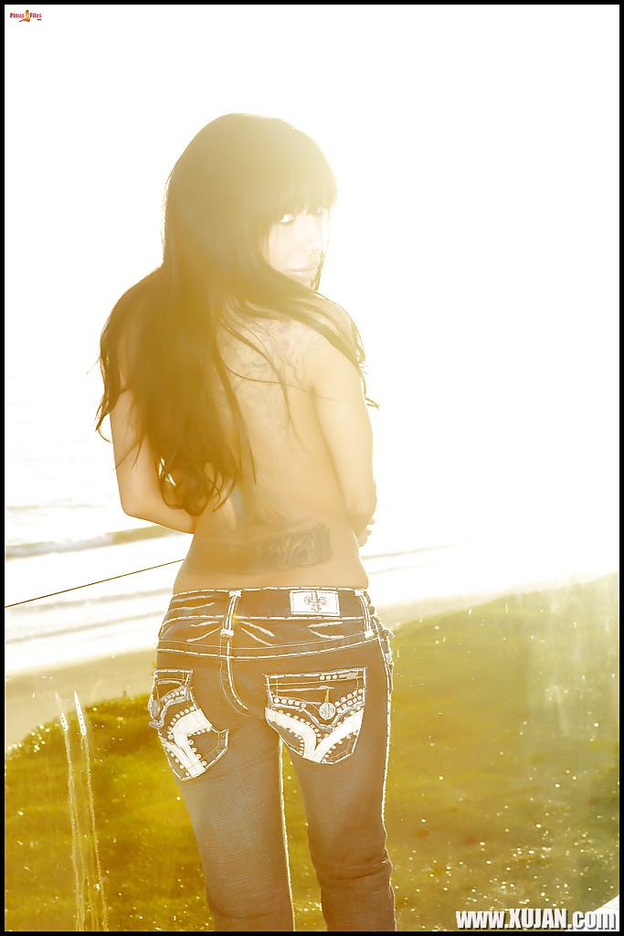 Tattooed Latina solo girl Lela Star modelling outdoors in jeans - Photo #1499474