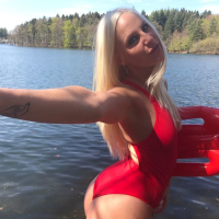 Lara CumKitten sexy Baywatch Selfies