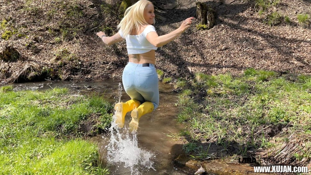 Lara CumKitten JEANS PISS im Schlamm - Photo #1510881