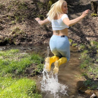 Lara CumKitten JEANS PISS im Schlamm