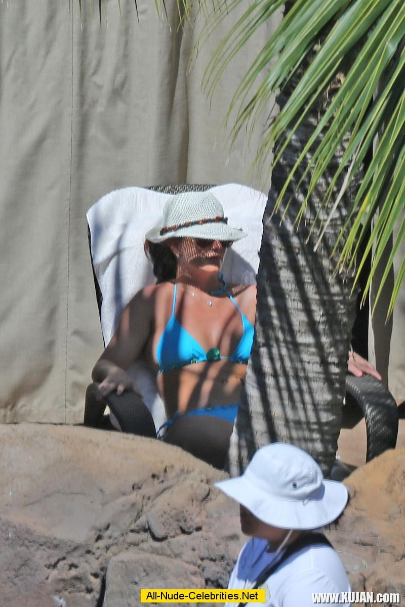 Britney Spears caught in blue bikini - Photo #1511391