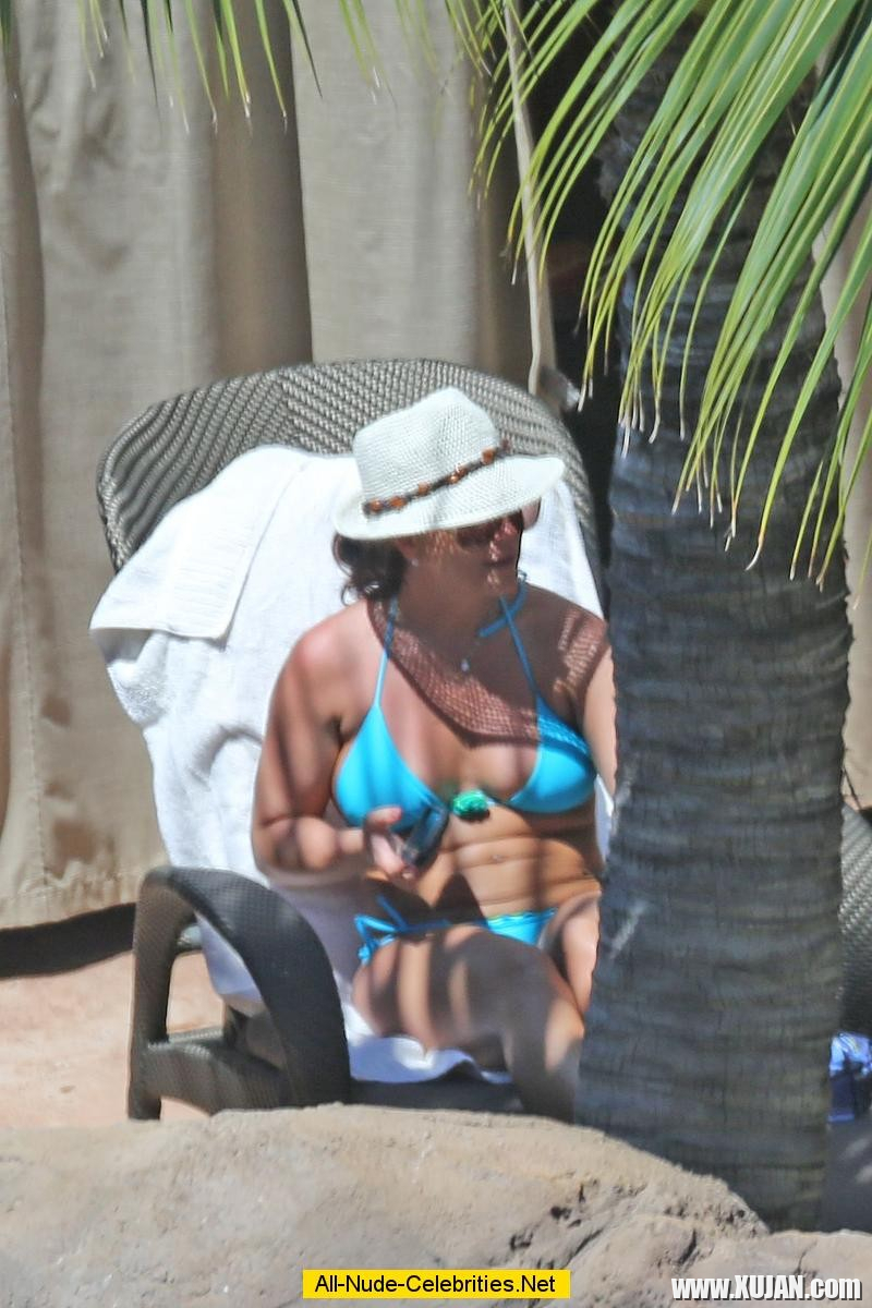 Britney Spears caught in blue bikini - Photo #1511396