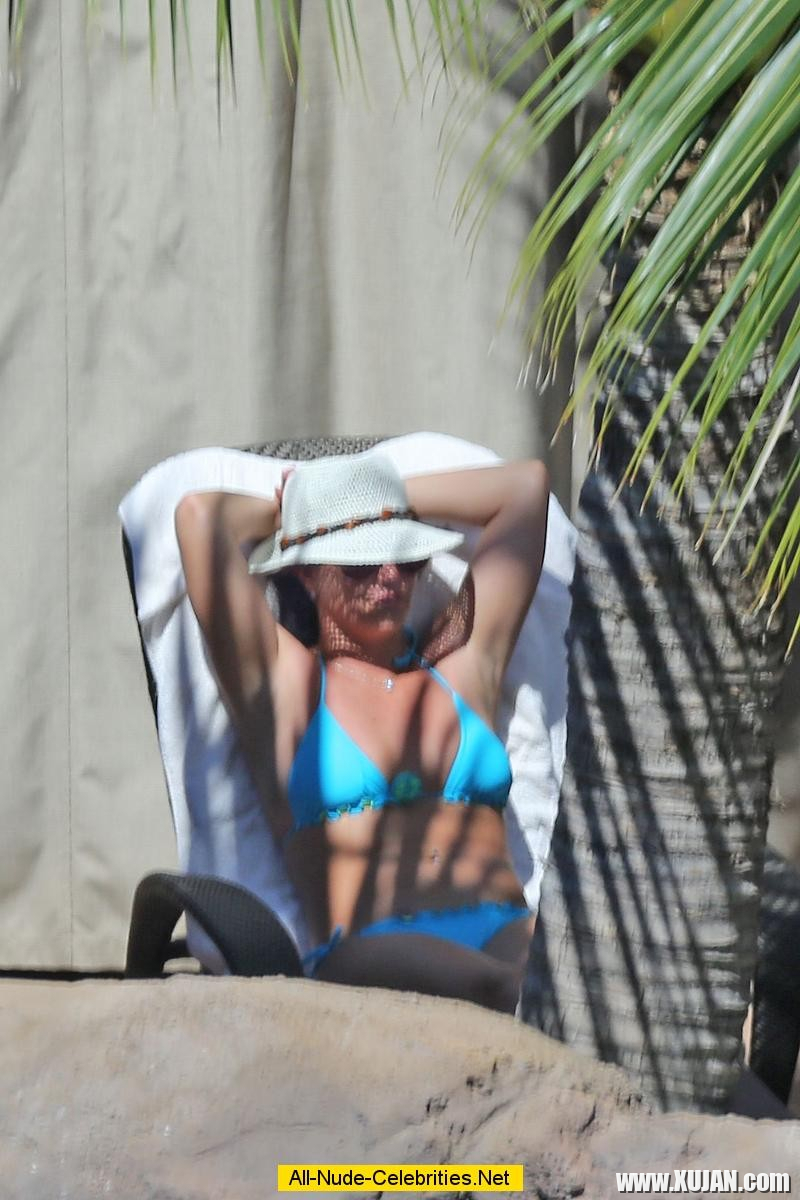 Britney Spears caught in blue bikini - Photo #1511398