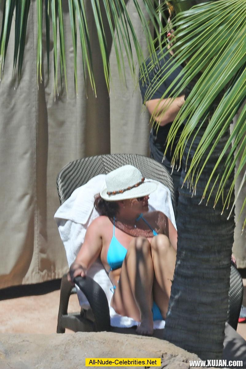 Britney Spears caught in blue bikini - Photo #1511400