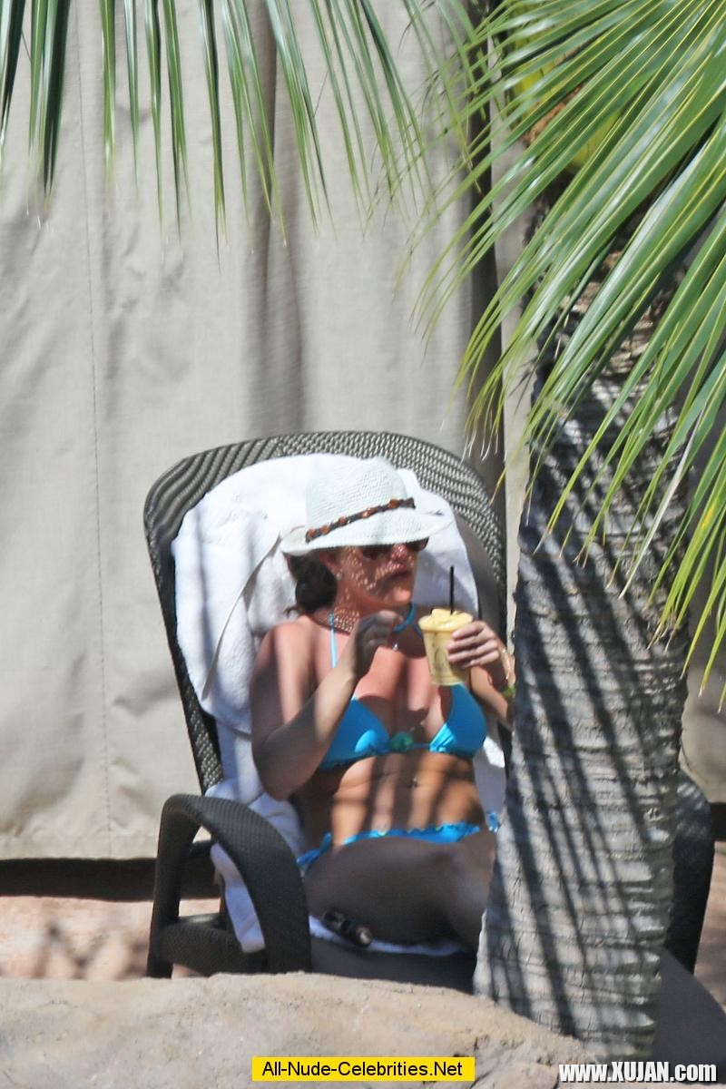 Britney Spears caught in blue bikini - Photo #1511403