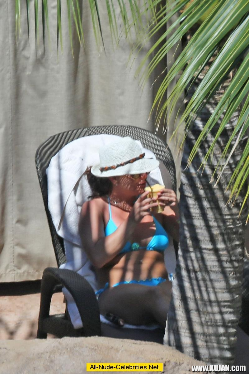 Britney Spears caught in blue bikini - Photo #1511404