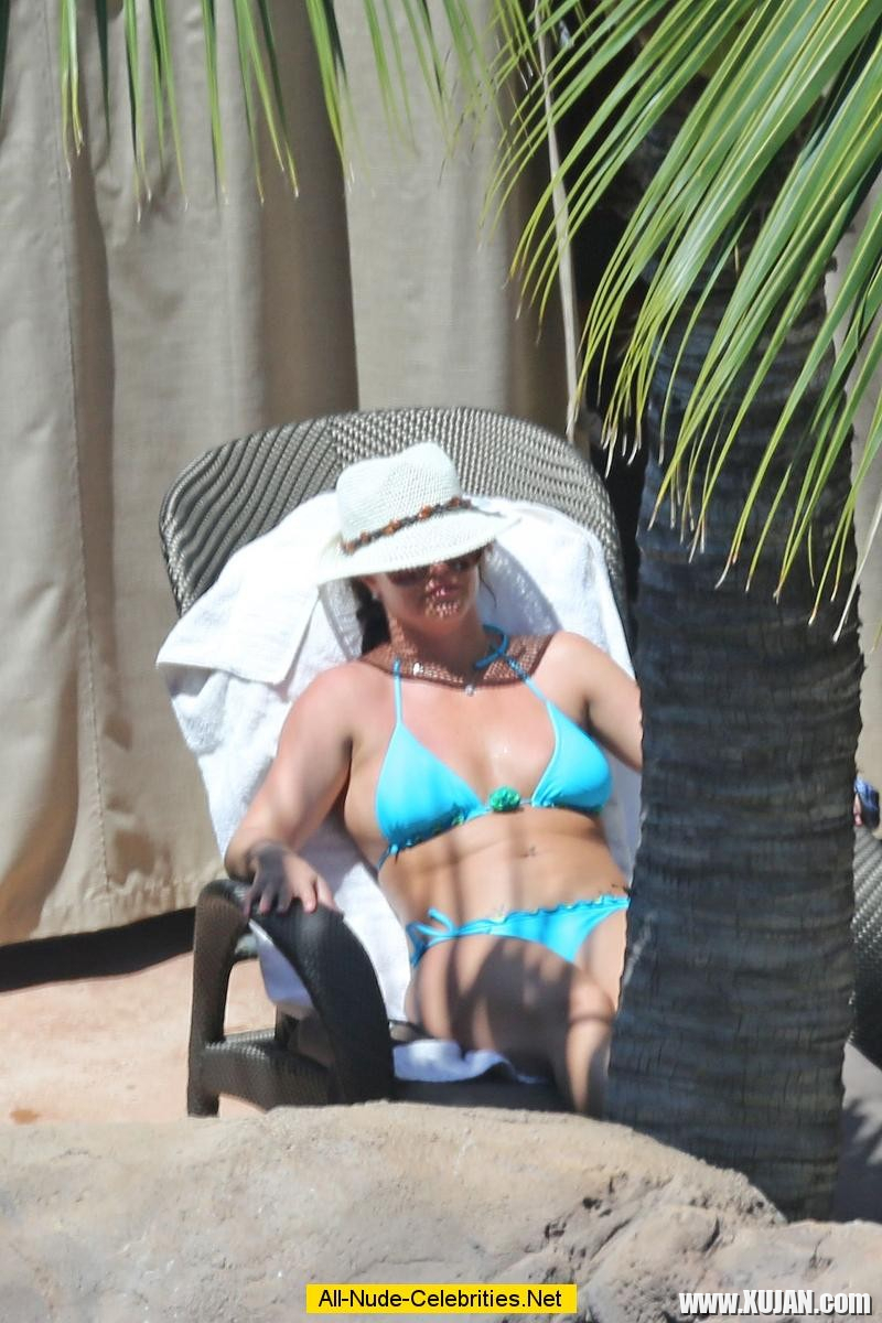Britney Spears caught in blue bikini - Photo #1511405