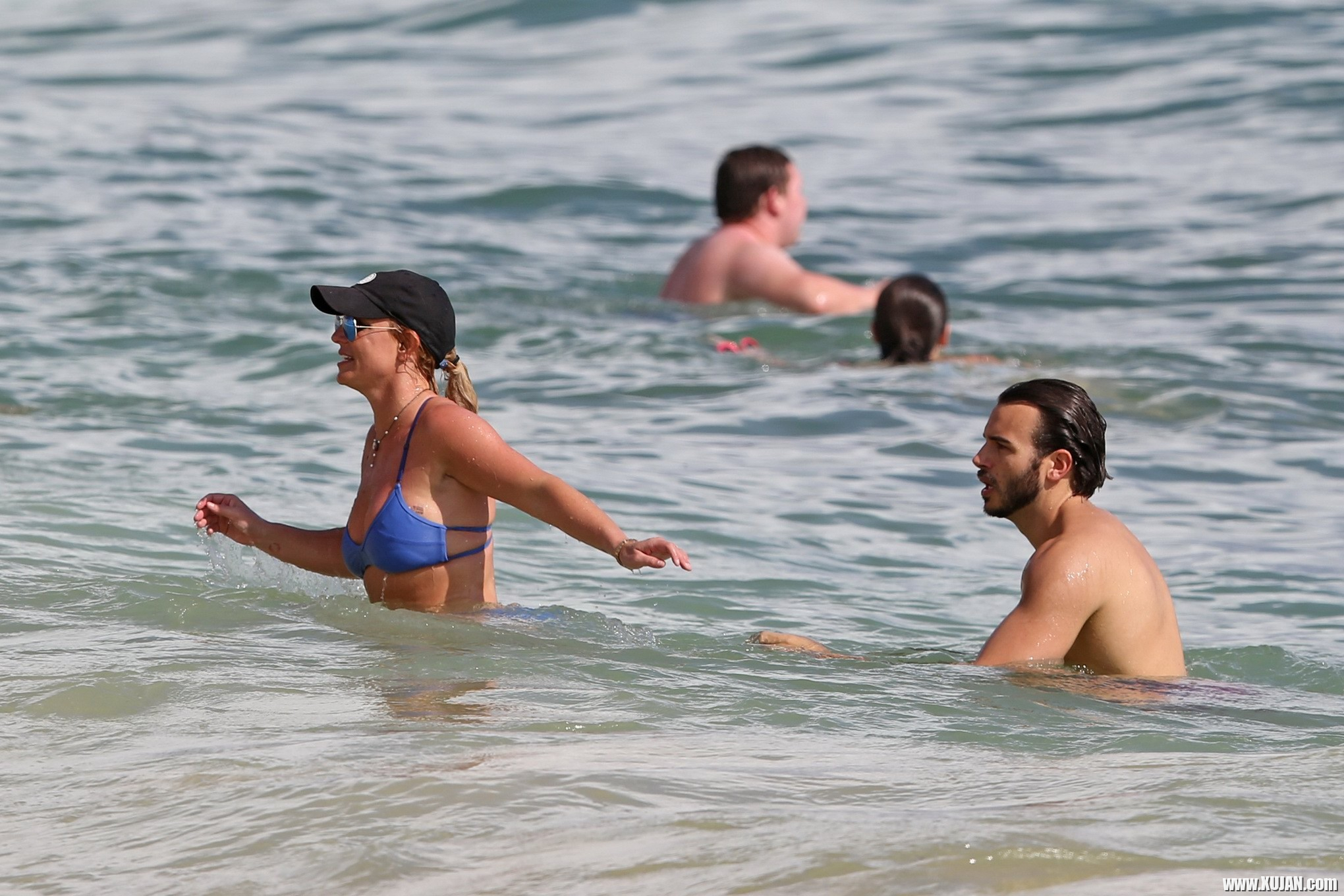 Britney Spears booty wearing skimpy blue bikini at the beach in Hawaii - Photo #1511465