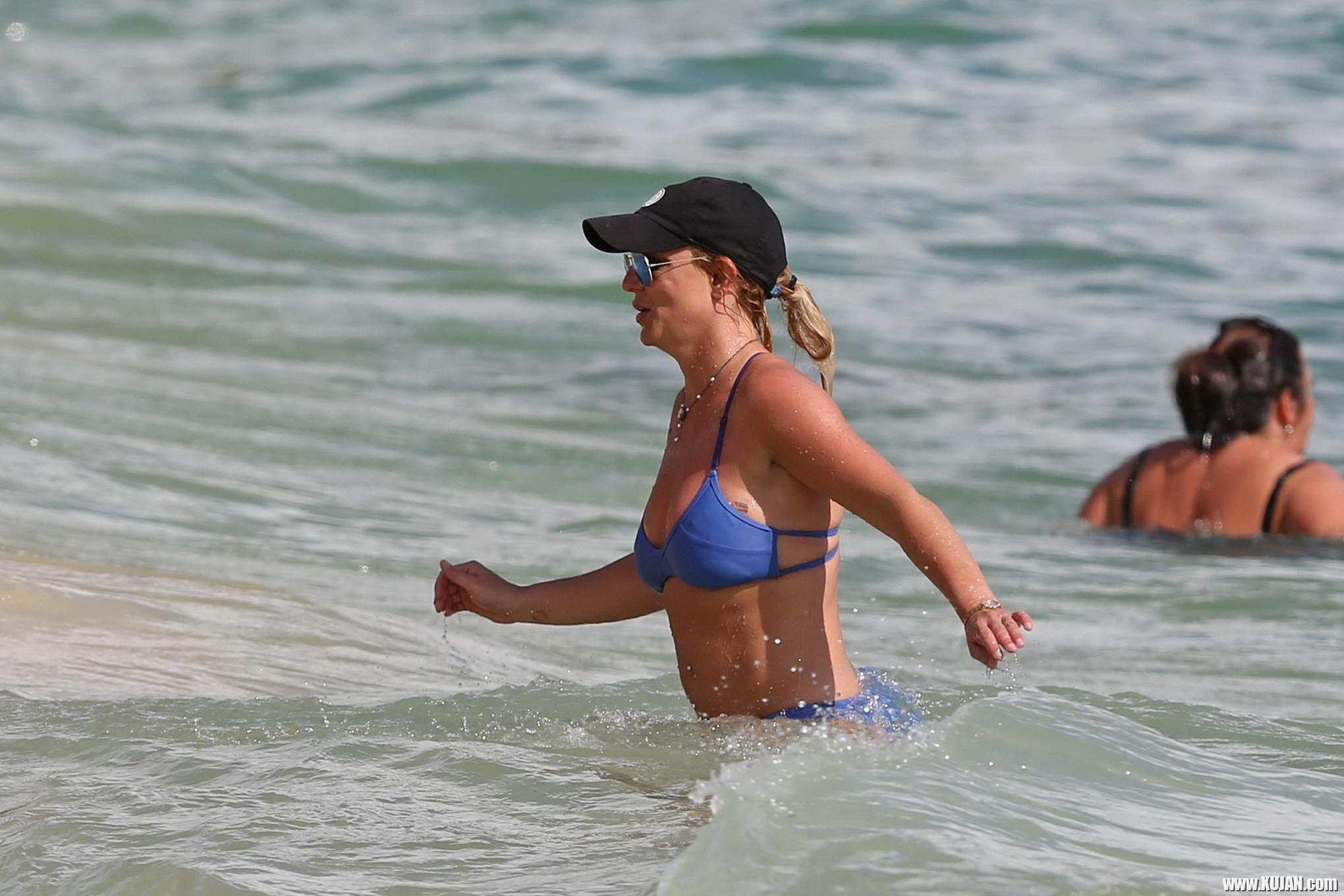 Britney Spears booty wearing skimpy blue bikini at the beach in Hawaii - Photo #1511466