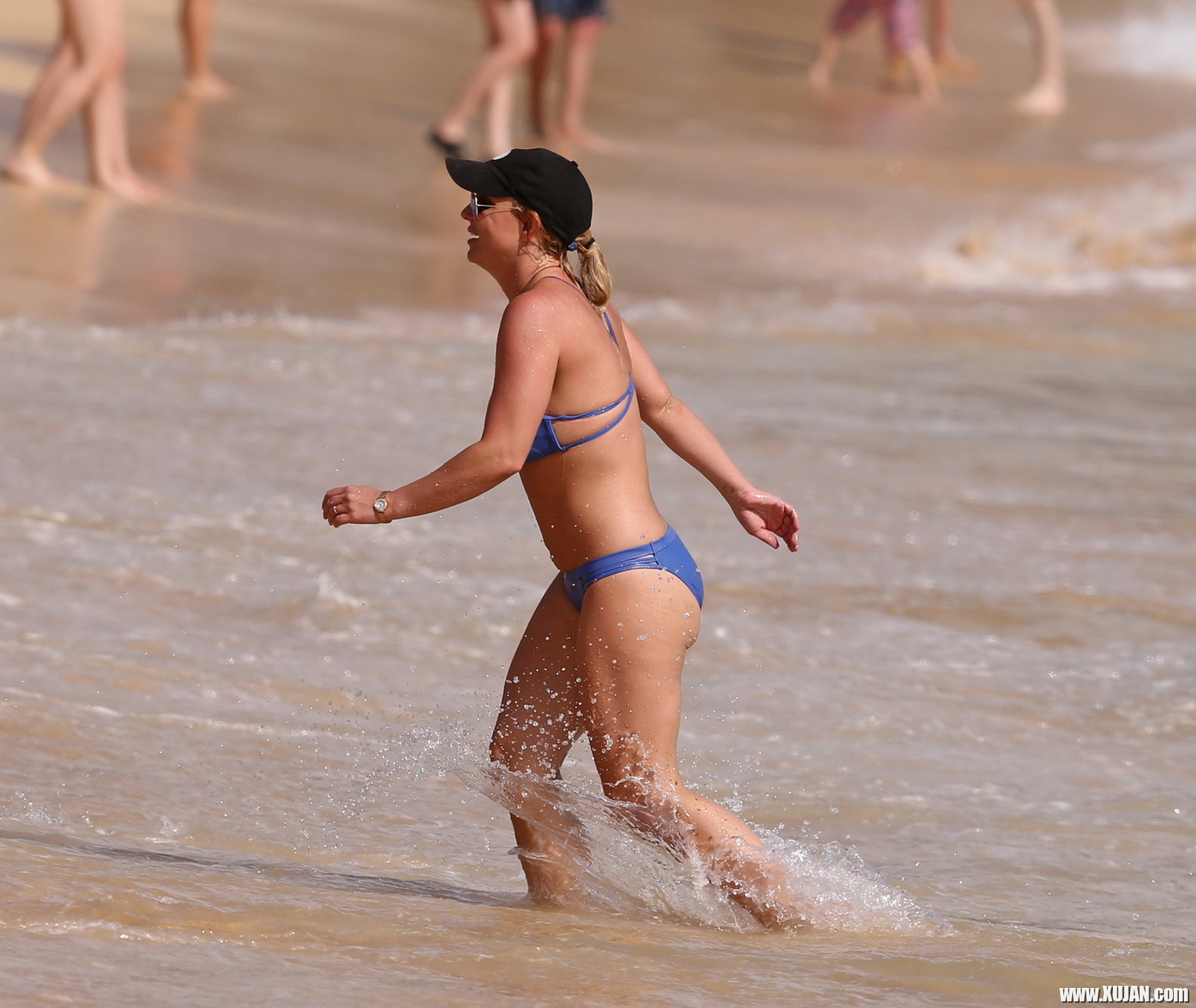 Britney Spears booty wearing skimpy blue bikini at the beach in Hawaii - Photo #1511472