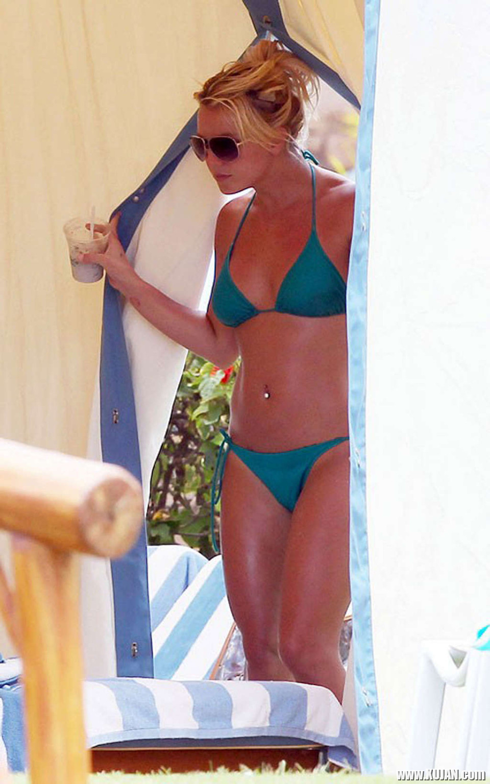 Britney Spears exposing fucking sexy body and hot ass in blue bikini - Photo #1511480