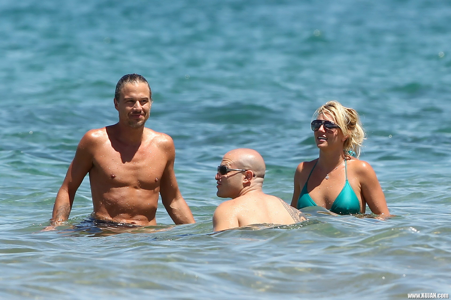 Britney Spears showing pokies in wet blue bikini on the beach in Maui - Photo #1511489