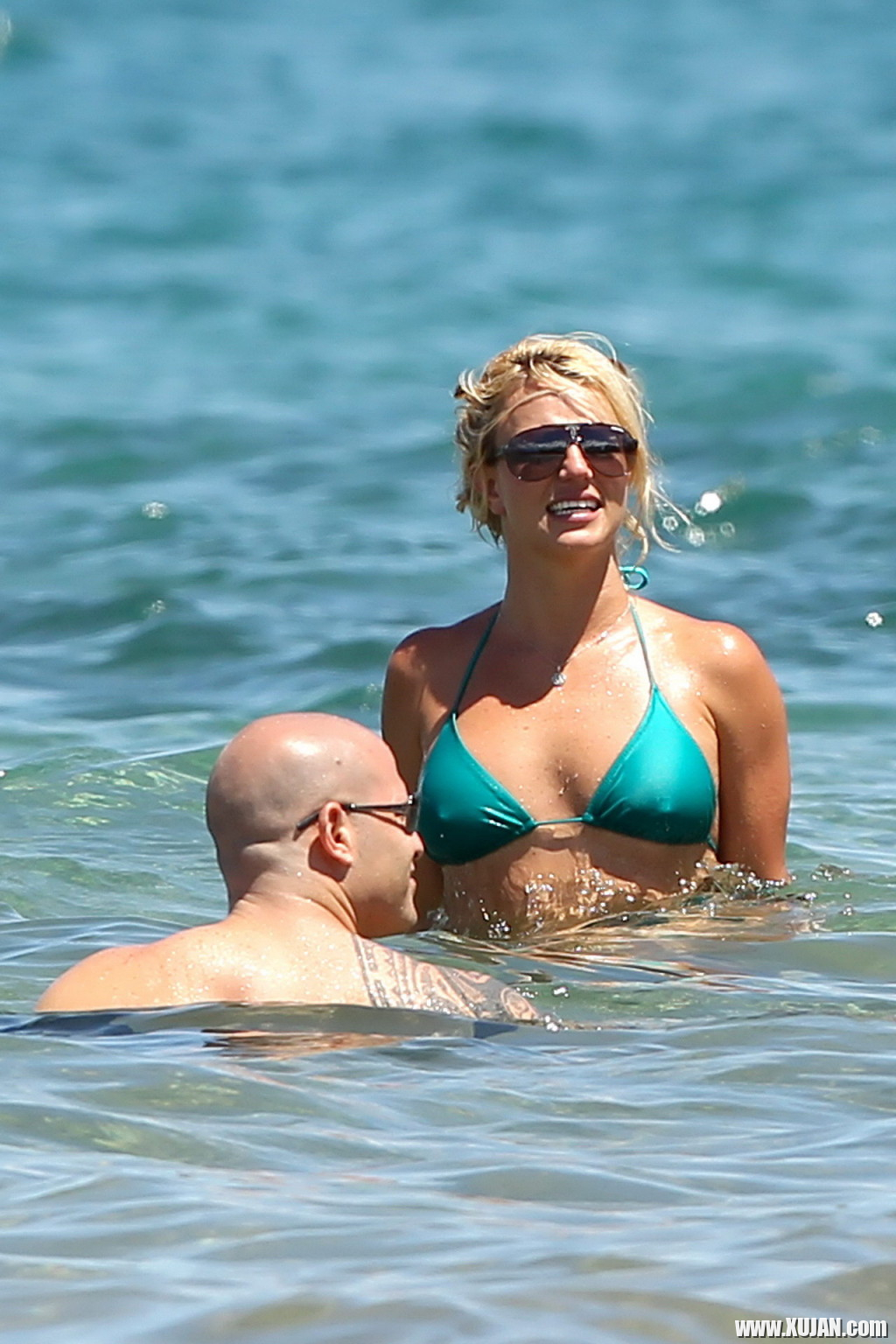 Britney Spears showing pokies in wet blue bikini on the beach in Maui - Photo #1511491