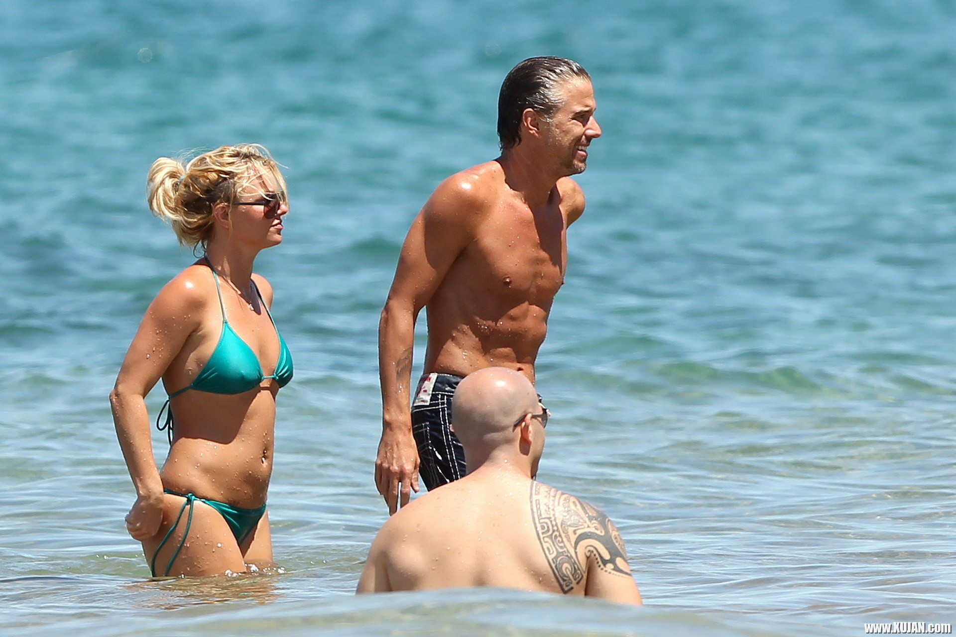 Britney Spears showing pokies in wet blue bikini on the beach in Maui - Photo #1511493