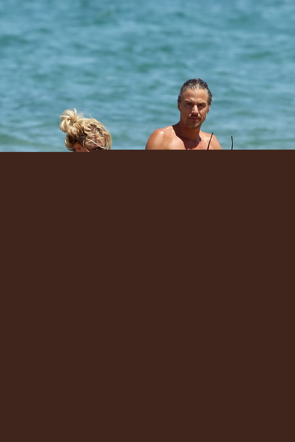 Britney Spears showing pokies in wet blue bikini on the beach in Maui - Photo #1511495
