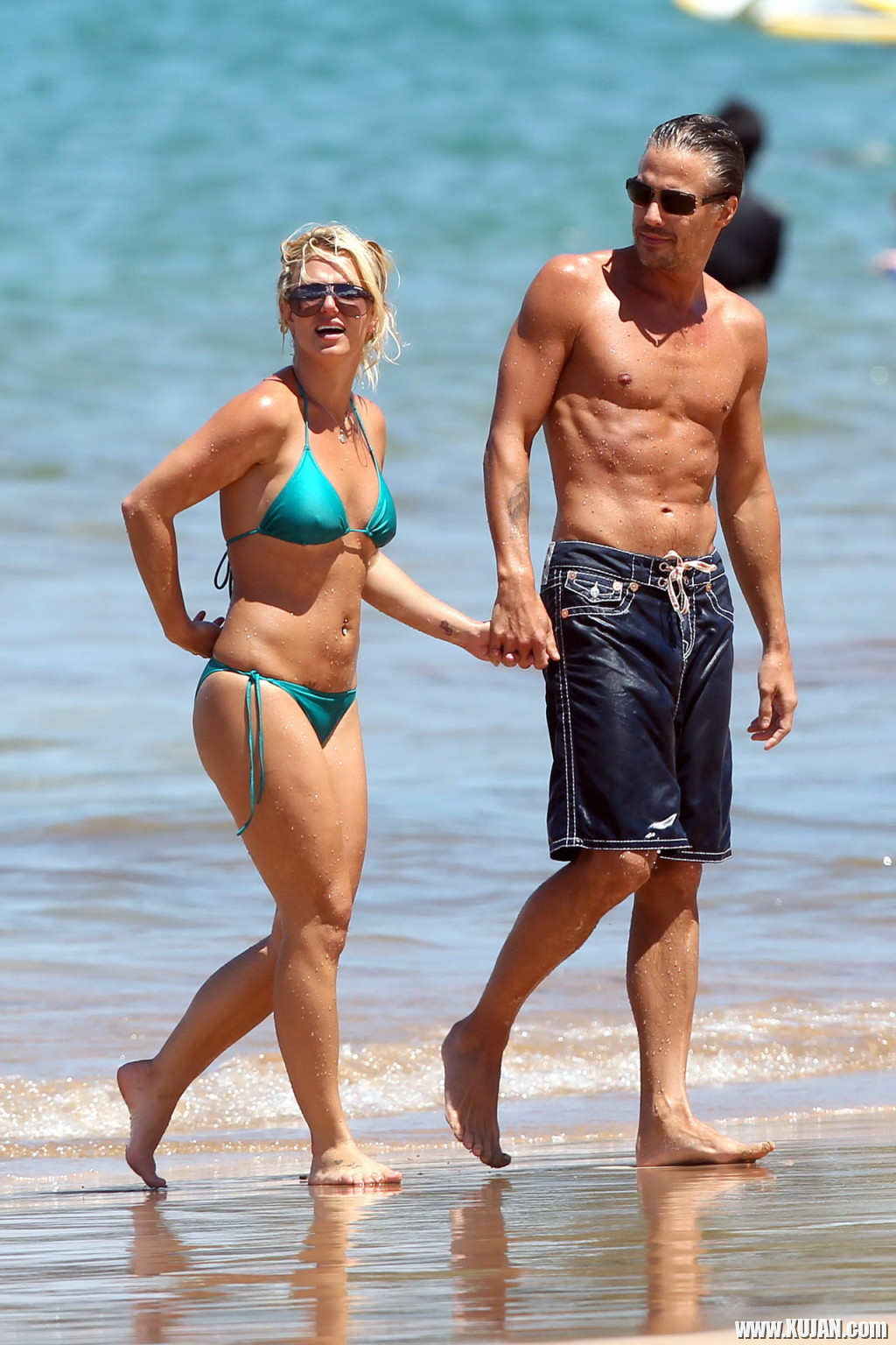 Britney Spears showing pokies in wet blue bikini on the beach in Maui - Photo #1511497