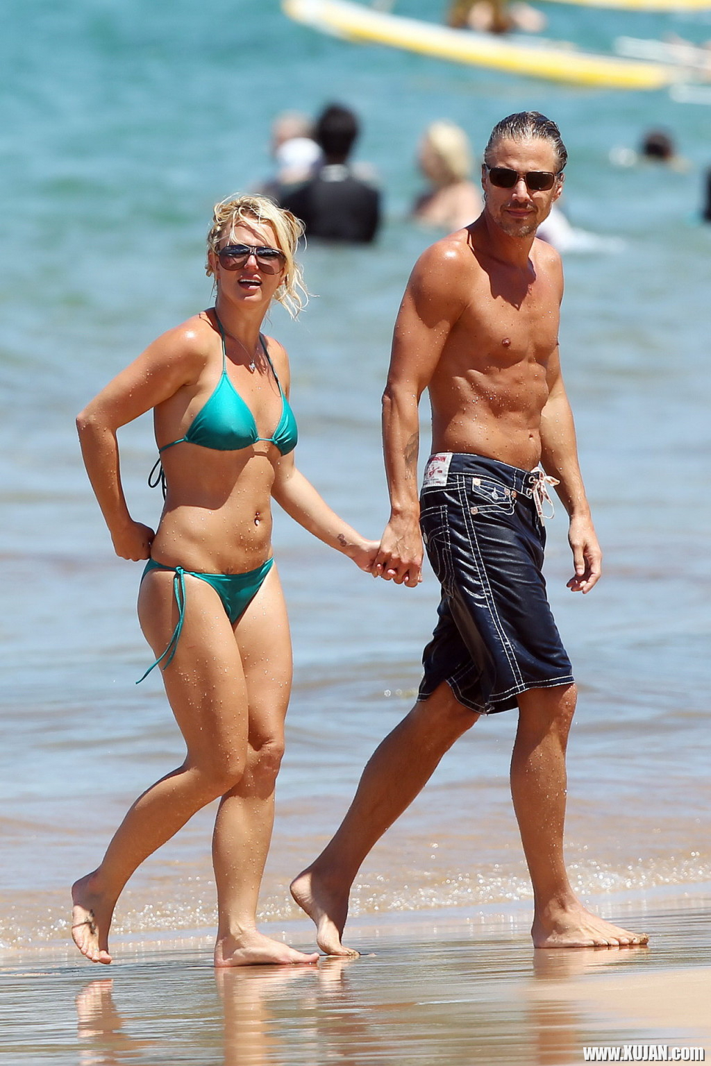 Britney Spears showing pokies in wet blue bikini on the beach in Maui - Photo #1511499