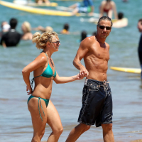 Britney Spears showing pokies in wet blue bikini on the beach in Maui - Photo #1511502