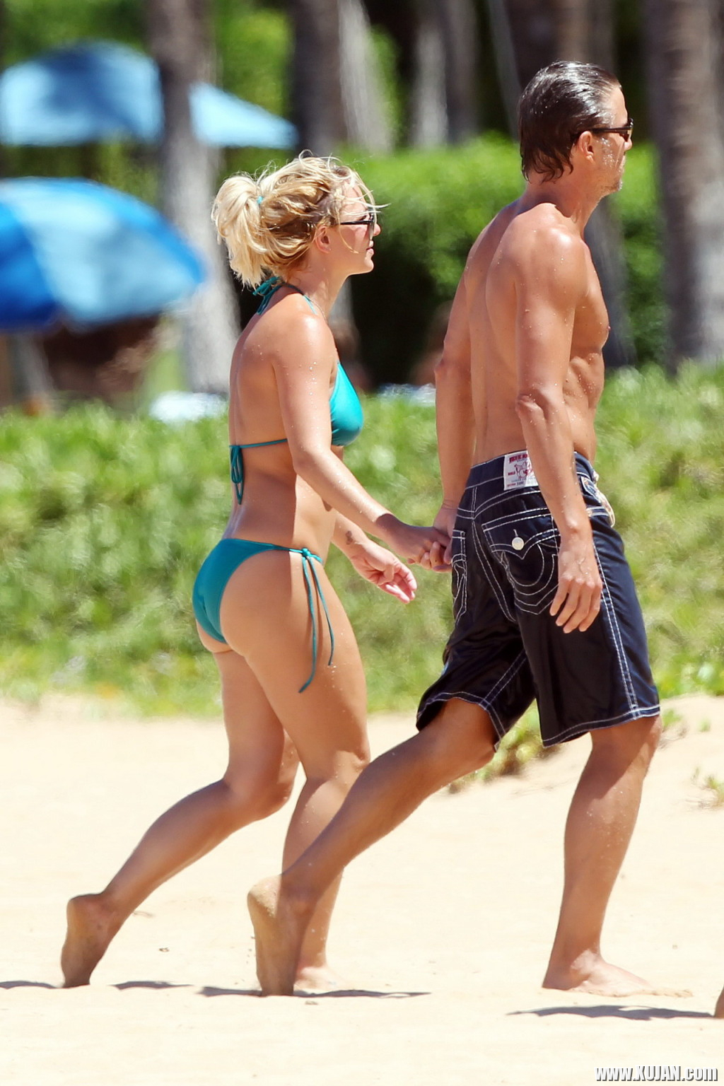 Britney Spears showing pokies in wet blue bikini on the beach in Maui - Photo #1511503