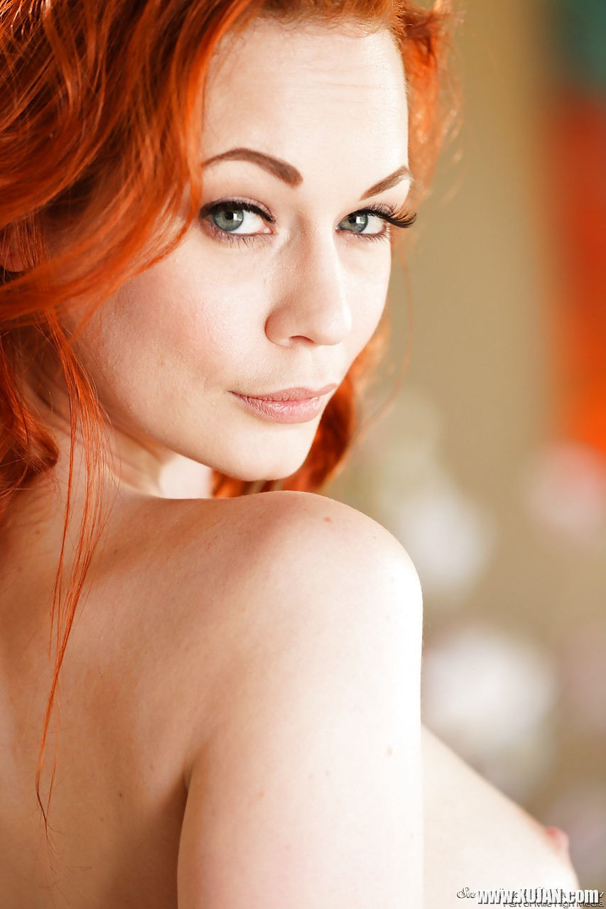 Seductive mature redhead Justine spreads her delicious butt cheeks - Photo #1513412