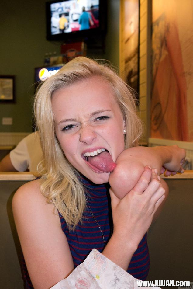 Blonde teen Kenze Thomas teases in her blue dress - Photo #1514217
