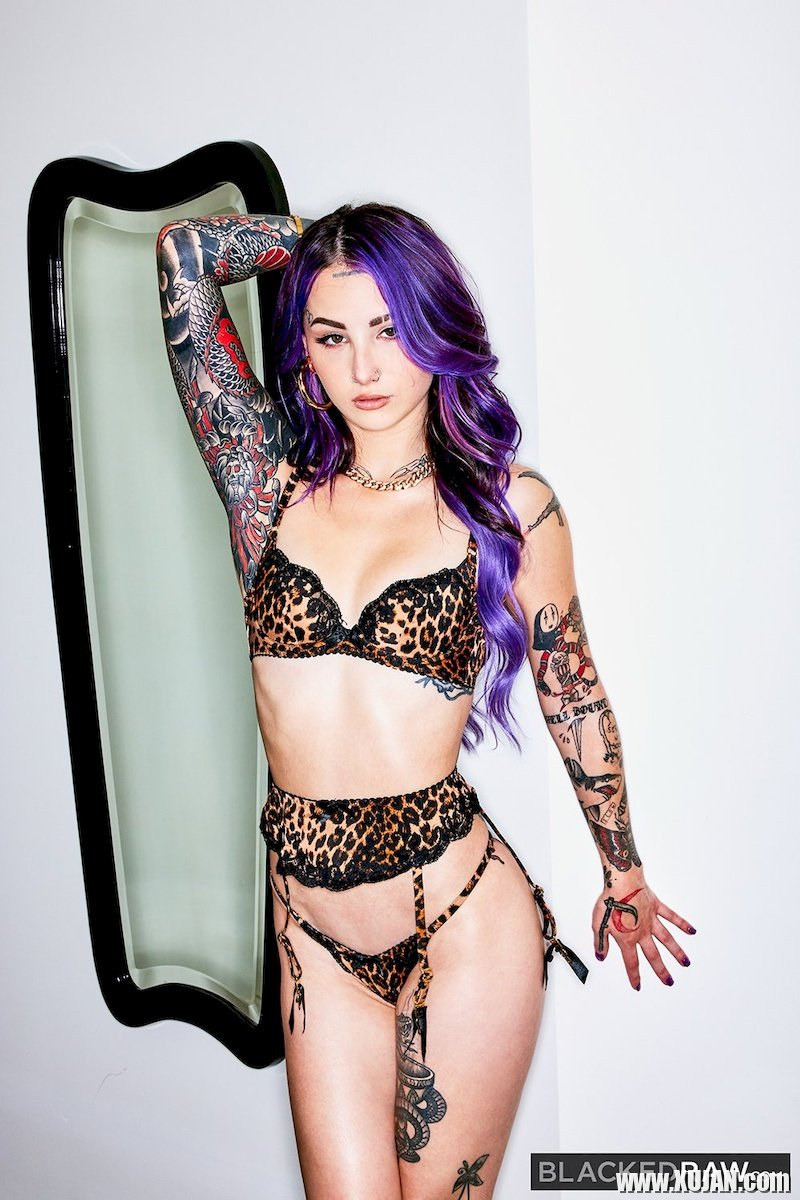 Kinky tattooed chick Valerica Steele cums hard with black dick deep in twat - Photo #1538893