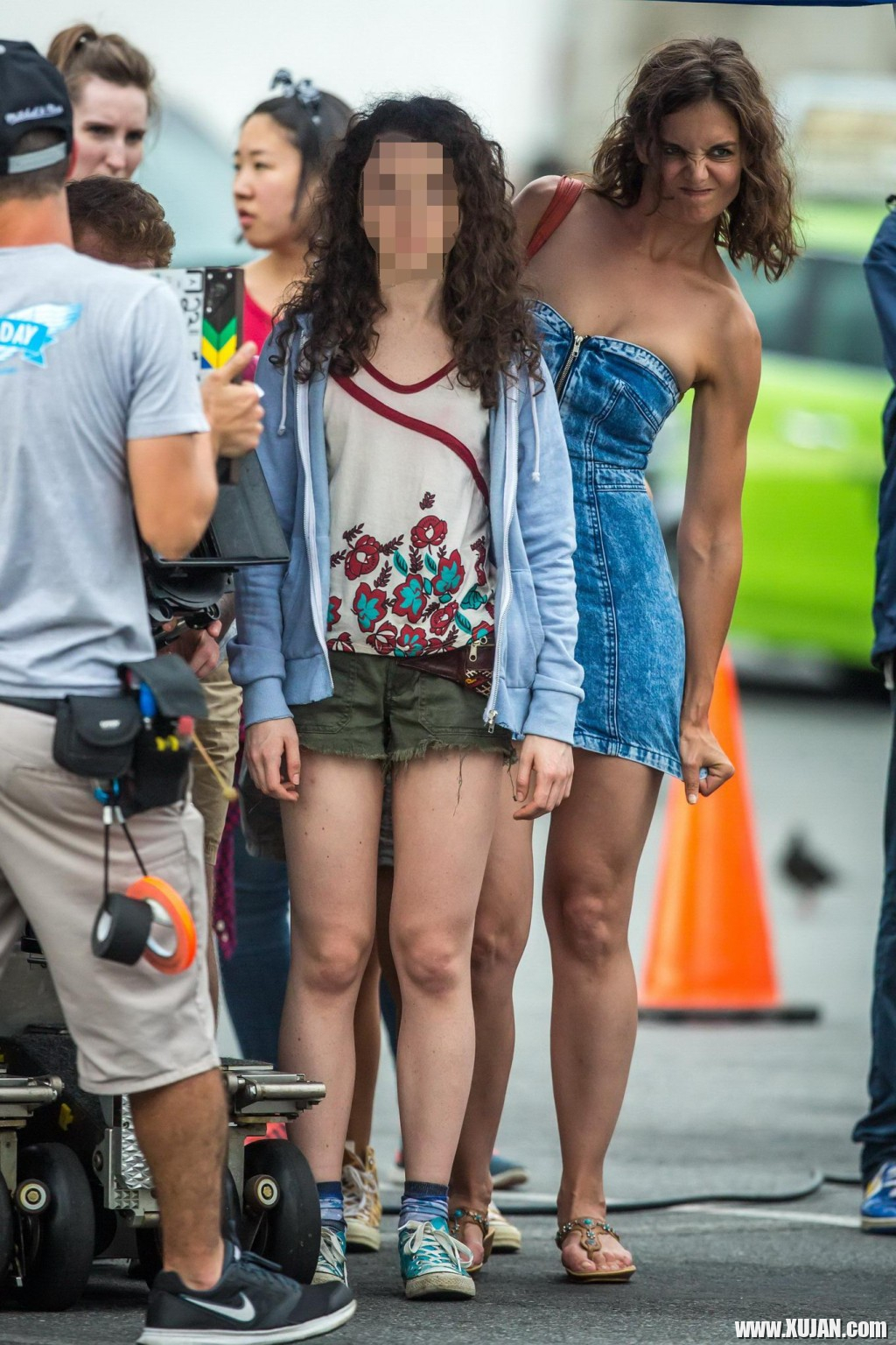Katie Holmes upskirt wearing an ultra short denim dress - Photo #1543480
