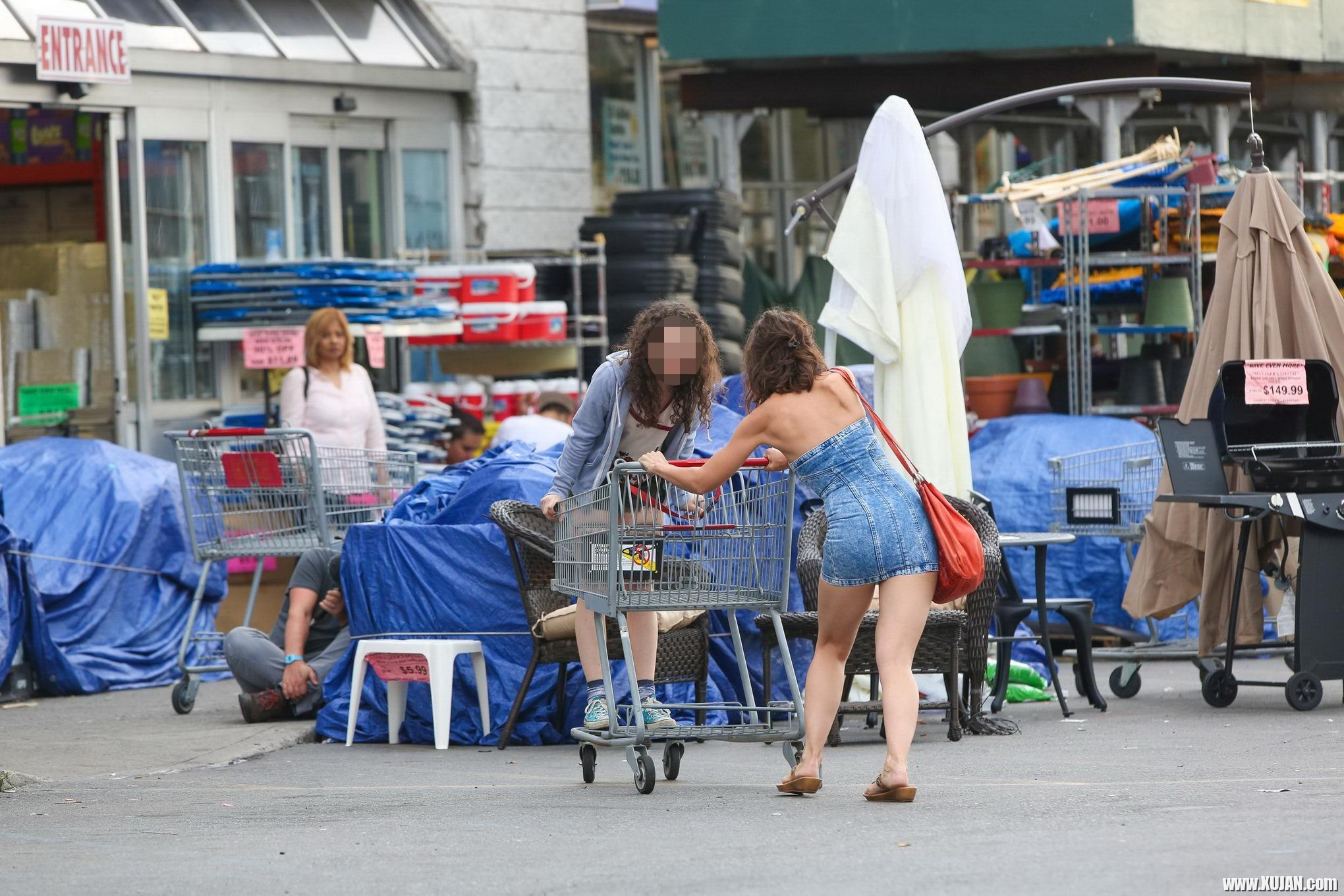 Katie Holmes upskirt wearing an ultra short denim dress - Photo #1543487