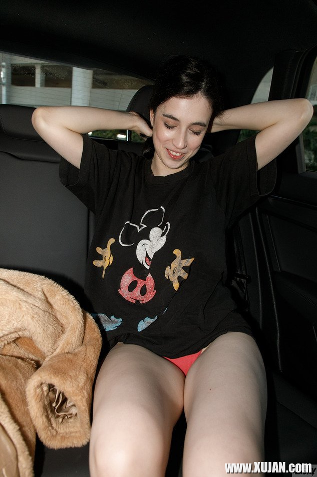Giulia Wylde exposes beautiful melons in the car - Photo #1544165
