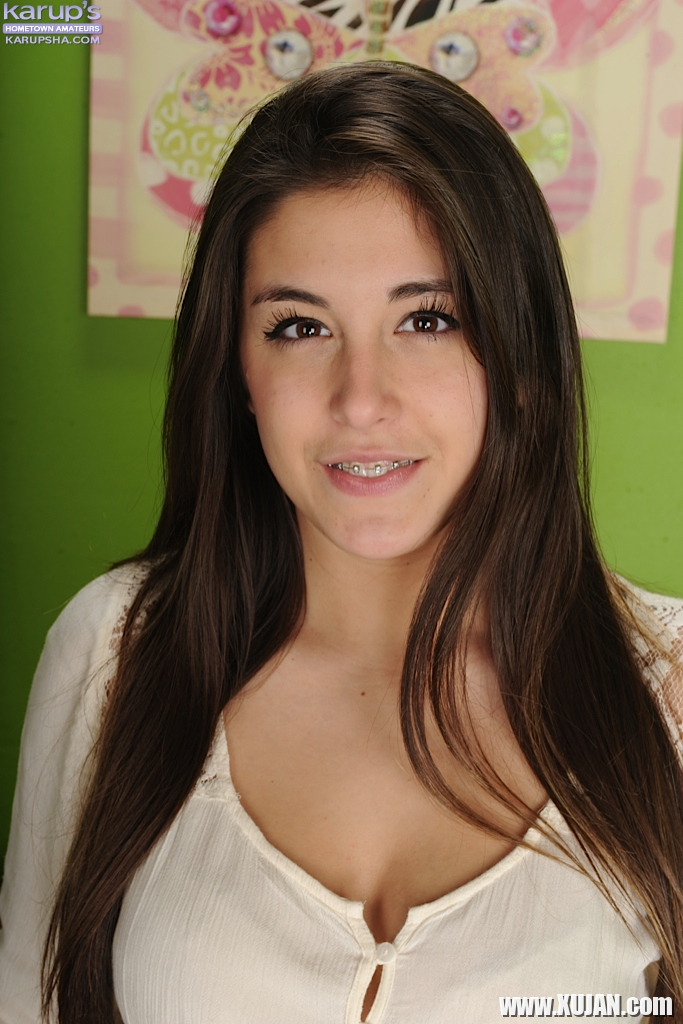 Amateur brunette Natalie Monroe gets undressed for that naked feeling - Photo #1545472