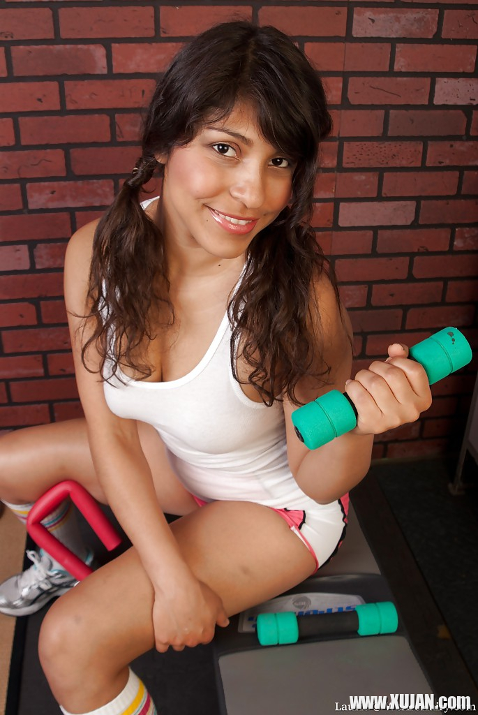 Sporty latina babe exposing her big melons and unshaven cooter - Photo #1558669