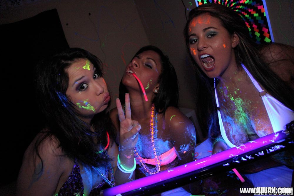 Three drunk sluts fucking in hardcore group style - Photo #1561510
