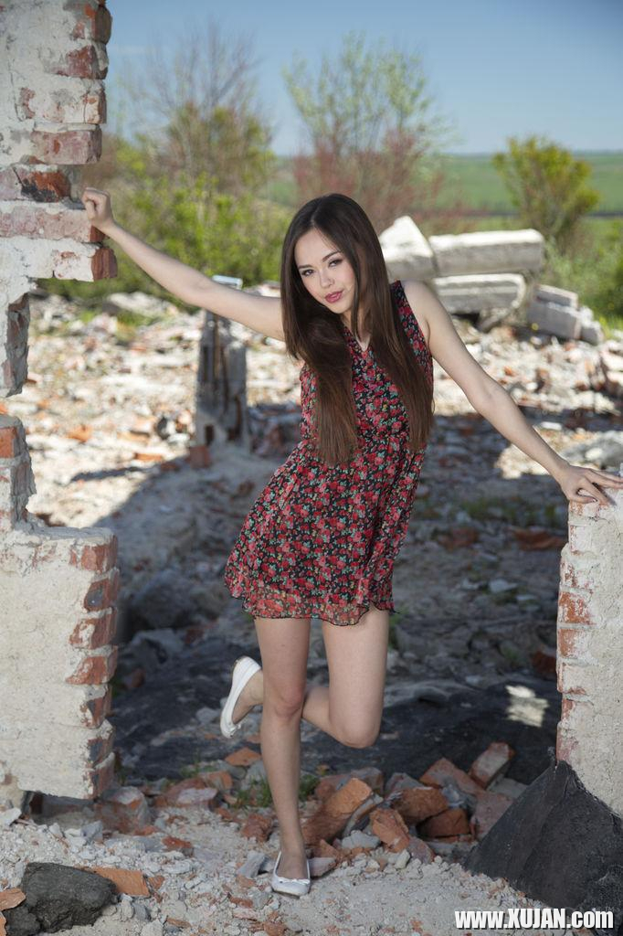 Pretty girl Li Moon masturbates outside in Styera - Photo #1563727