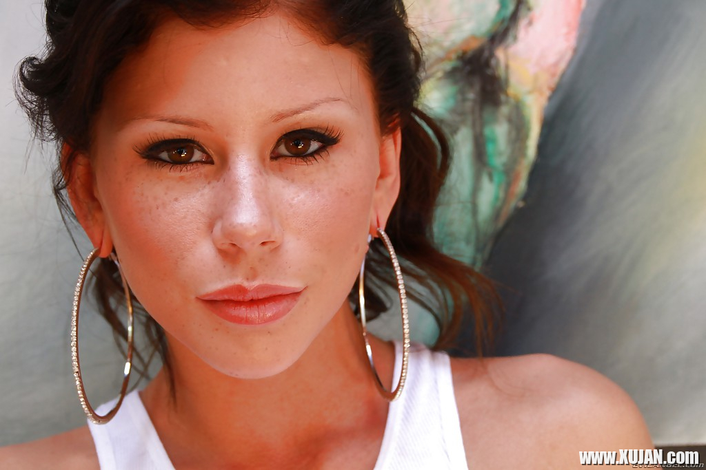 Brunette model Brooklyn Lee flashing nice underboobage in white Tshirt - Photo #1565550