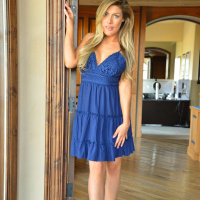 Gorgeous MILF Ellie Lilly gives herself a toying
