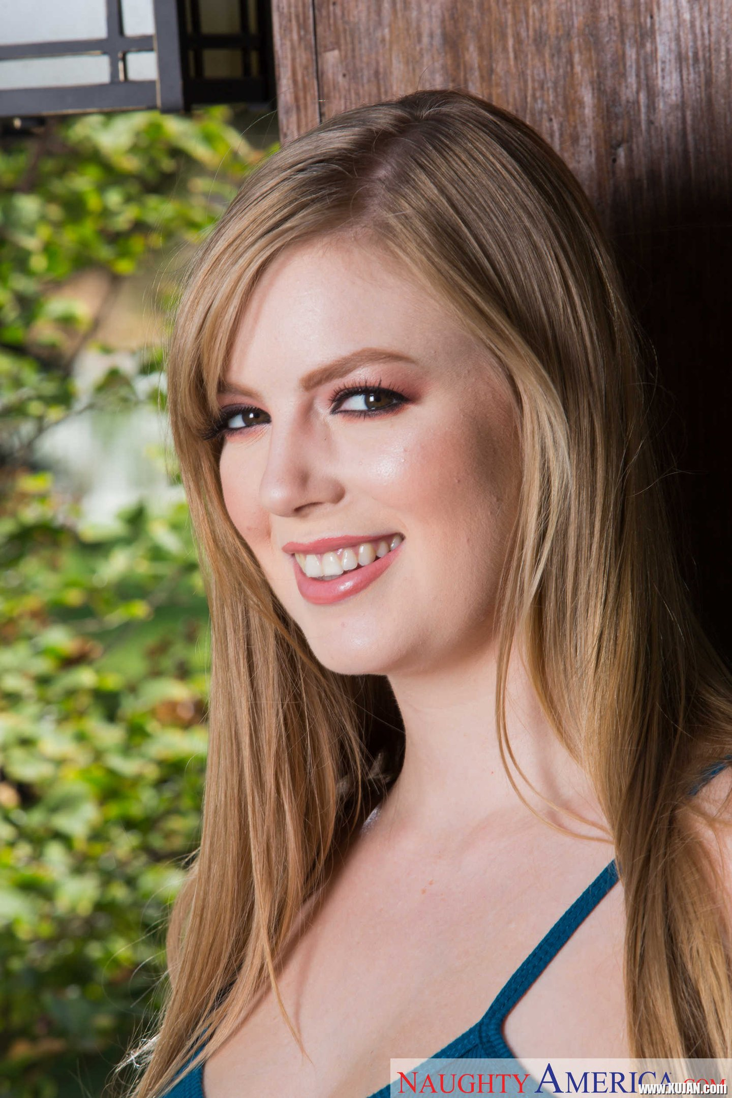 Horny chick Dolly Leigh fucking some lucky pizza delivery guy - Photo #1573470