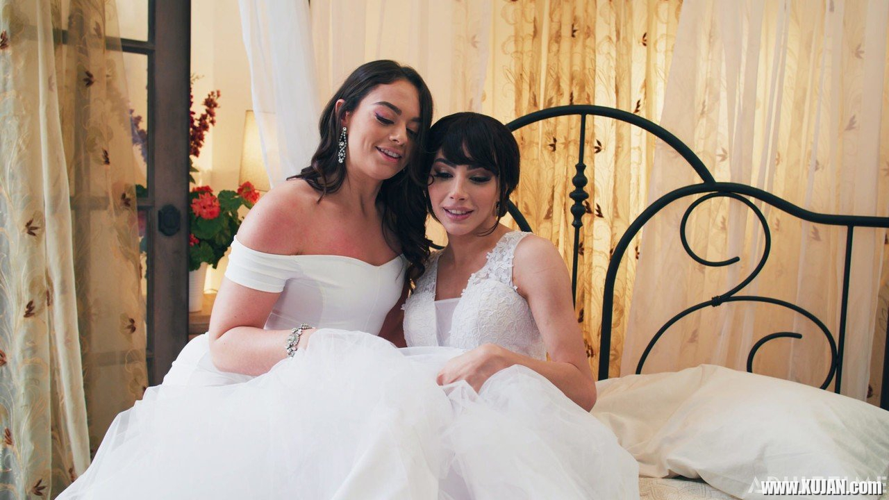 TS slut Ariel Demure bangs bridetobe Sophia Burns at Transfixed - Photo #1578043