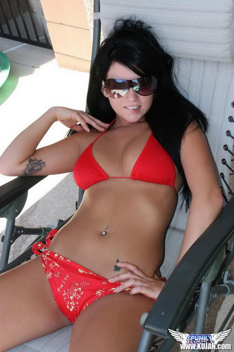 Hot teen Chloe James flashes in her sexy bikini - Photo #1581135